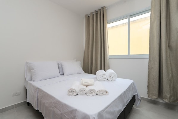 1 habitación, escritorio y ropa de cama