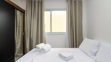 1 quarto, escrivaninha, roupa de cama