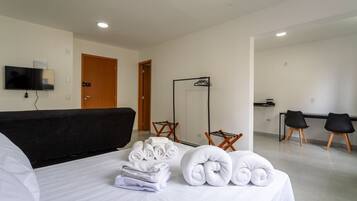 1 多间卧室、办公桌、床单