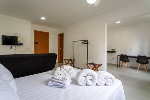 1 bedroom, desk, bed sheets - Studio 418 - sem cozinha (São Paulo)