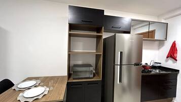 Geladeira, micro-ondas, cooktop, talheres/pratos/utensílios de cozinha