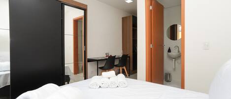 1 camera, una scrivania, lenzuola