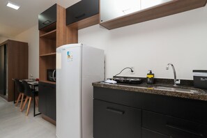 ثلاجة، ميكروويف، موقد طهي مسطح، مستلزمات طهي/أطباق/أوعية