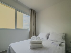 1 bedroom, desk, bed sheets - Studio 521 - sem cozinha (São Paulo)