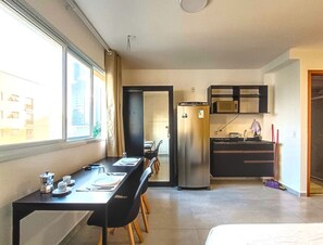 Réfrigérateur, batterie de cuisine, vaisselle et ustensiles