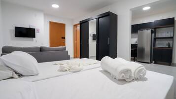 1 bedroom, desk, WiFi