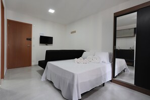 1 Schlafzimmer, Schreibtisch, Bettwäsche