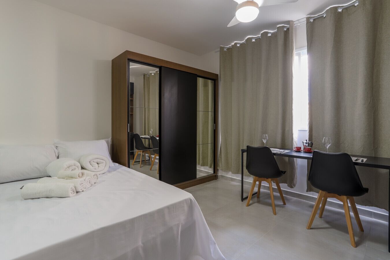 1 Schlafzimmer, Schreibtisch, Bettwäsche