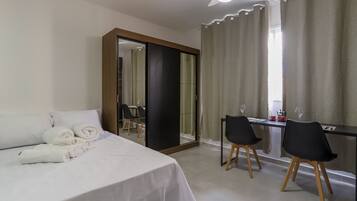 1 Schlafzimmer, Schreibtisch, Bettwäsche