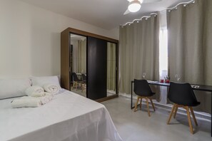 1 Schlafzimmer, Schreibtisch, Bettwäsche