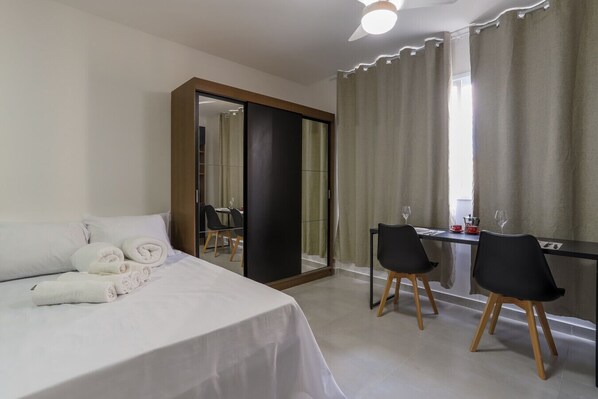 1 bedroom, desk, bed sheets