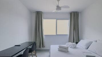 1 quarto, escrivaninha, roupa de cama