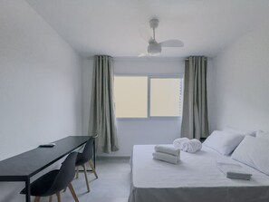 1 habitación, escritorio y ropa de cama