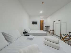 1 chambre, bureau, draps fournis