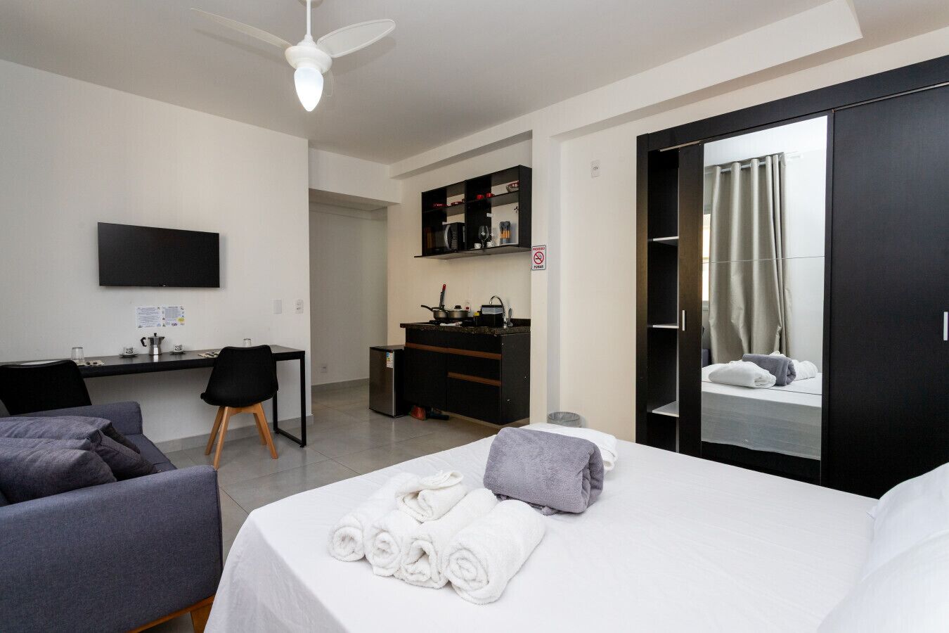 Escrivaninha, Wi-Fi, roupa de cama