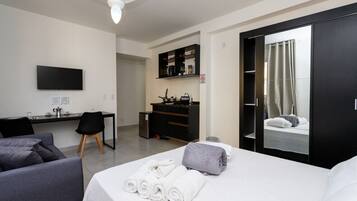 Escrivaninha, Wi-Fi, roupa de cama