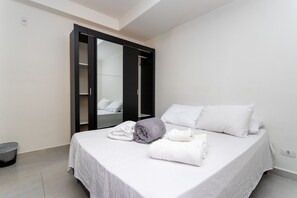 Desk, WiFi, bed sheets