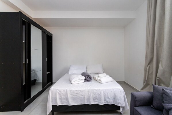 Escritorio y ropa de cama