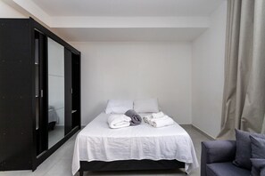 Een bureau, wifi, beddengoed