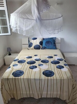 3 bedrooms, iron/ironing board, WiFi, bed sheets