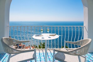 Outdoor dining - AMORE RENTALS - Villa Jacaranda with Pool and Sea View (Praiano)