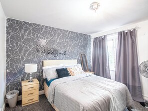 1 bedroom, iron/ironing board, travel cot, WiFi - Blissful Apartment. Family-Friendly and work suited... HOME AWAY FROM HOME (Sheffield)