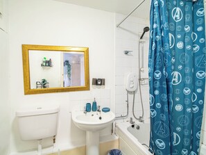Een haardroger, handdoeken, zeep, toiletpapier