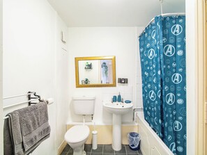 Hair dryer, towels, soap, toilet paper - Blissful Apartment. Family-Friendly and work suited... HOME AWAY FROM HOME (Sheffield)