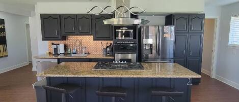 Frigorífico, microondas, horno y placa de cocina