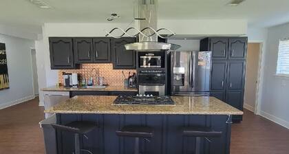 Charming 3-bedroom house with WiFi, fitness room in peaceful Metairie