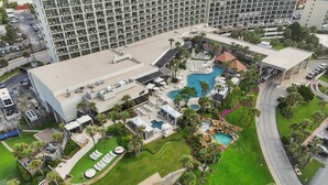 Un hôtel doté de plusieurs piscines, d’espaces extérieurs aménagés et d’une pelouse bien entretenue.