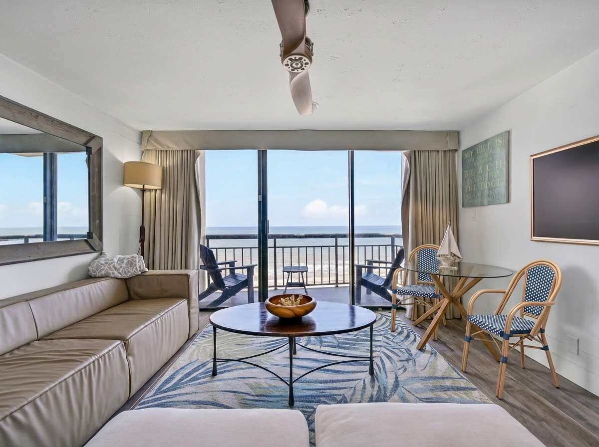 Een televisie, een dvd-speler, een stereo en een kantoor