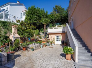 Property grounds - Beachfront Cozy Krk Apartment with Balcony - One Bedroom Apartment with Balcony (Krk)