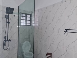 Bidet, asciugamani, carta igienica