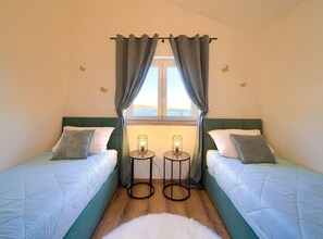 2 bedrooms, internet, bed sheets