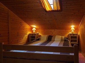 2 bedrooms, internet, bed sheets