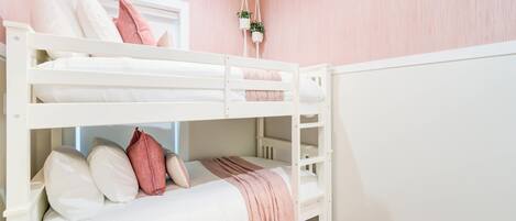 6 slaapkamers, een strijkplank/strijkijzer, reisbedje, wifi