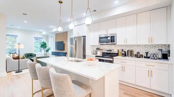 Tủ lạnh, lò vi sóng, lò nướng, bếp nấu