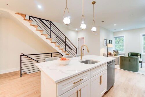 Luxe 6-BR + Rooftop Patio | Parking | Metro