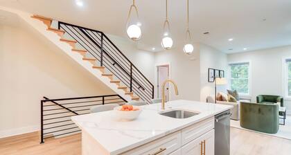 Luxe 6-BR + Rooftop Patio | Parking | Metro