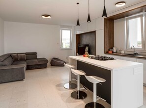 Kjøleskap, oppvaskmaskin og kjøkkenutstyr