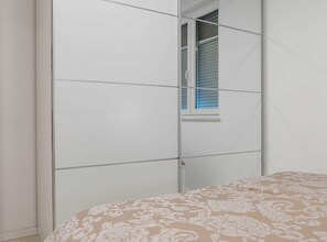 3 bedrooms, iron/ironing board, internet, bed sheets