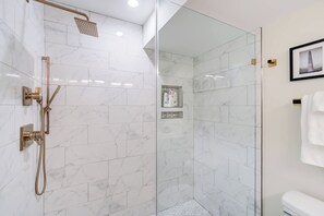 Douche, sèche-cheveux, serviettes fournies, shampoing