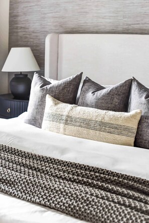 12 Schlafzimmer, Schreibtisch, Bügeleisen/Bügelbrett, Reisekinderbett