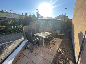 Outdoor dining - Classic and Modern Umag Apartment with Terrace and BBQ - Two Bedroom Apartment with Terrace (Umag)
