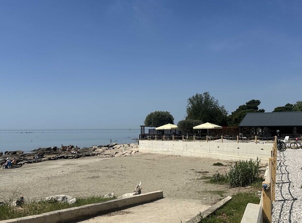 Beach - Classic and Modern Umag Apartment with Terrace and BBQ - Two Bedroom Apartment with Terrace (Umag)