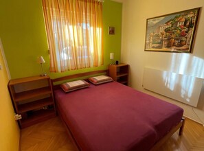 2 slaapkamers, een strijkplank/strijkijzer, internet, beddengoed