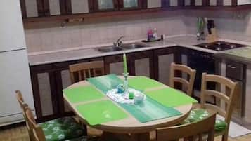 Fridge, oven, stovetop, cookware/dishes/utensils