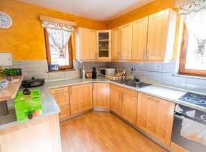 Frigorífico, microondas, horno y placa de cocina