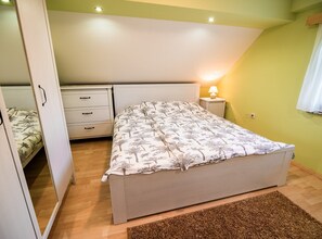 1 dormitorio, tabla de planchar con plancha, Internet y ropa de cama